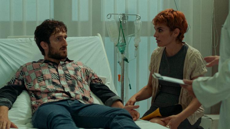 Raoul og Marta er vidt forskellige, men får ikke desto mindre et forhold op at køre under umulige omstændigheder. Foto: Apple TV +