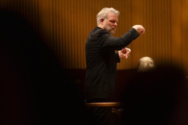 Tyske Christoph Gedschold stod som chefdirigent i spidsen for Copenhagen Phil fredag. Foto: Signe Lægsgaard