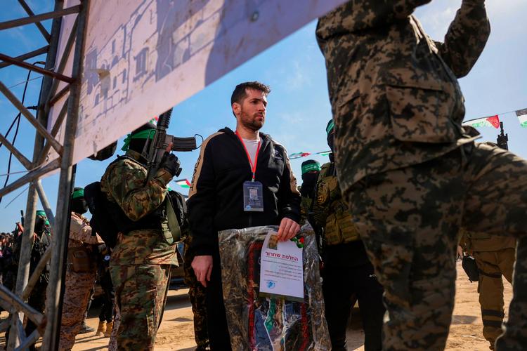 Israelsk-russiske Sasha Trupanov er et af de tre gidsler, som Hamas lørdag har frigivet som led i våbenhvileaftalen.
 Foto: Bashar Taleb/Ritzau Scanpix