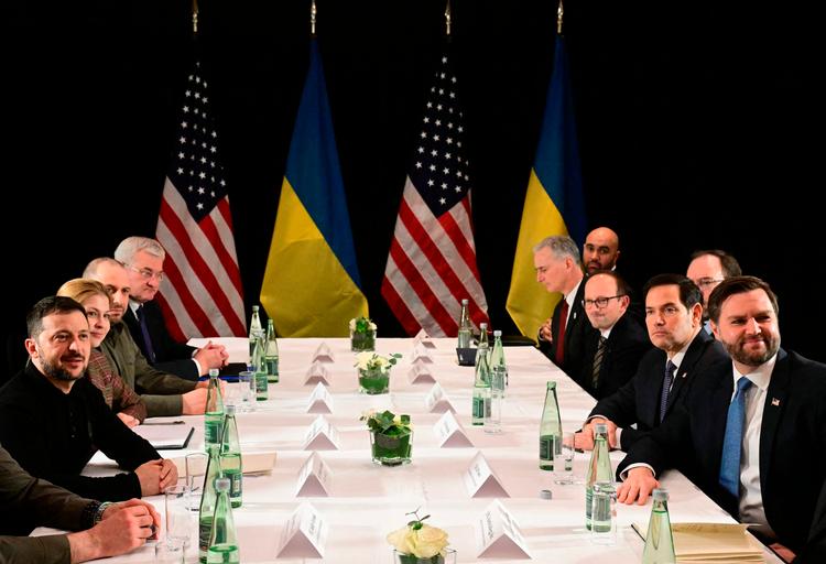 Ukrainere mødes med amerikanerne i kanten af sikkerhedskonferencen i München. Fra amerikanske side er det vicepræsident JD Vance, udenrigsminister Marco Rubio og Ukraine-udsending Keith Kellogg, som sidder over for Zelenskyj og hans udenrigsminister.  Foto: Tobias Schwarz/Ritzau Scanpix