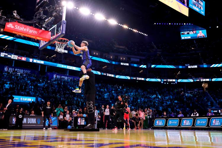 SAN FRANCISCO, CALIFORNIA - FEBRUARY 15: Mac McClung #8 of the Orlando Magic dunks the ball over Evan Mobley #4 of the Cleveland Cavaliers during the 2025 AT&amp;T Slam Dunk Contest as part of the State Farm All-Star Saturday Night at Chase Center on February 15, 2025 in San Francisco, California. NOTE TO USER: User expressly acknowledges and agrees that, by downloading and or using this photograph, User is consenting to the terms and conditions of the Getty Images License Agreement. Ezra Shaw/Getty Images/AFP (Photo by EZRA SHAW / GETTY IMAGES NORTH AMERICA / Getty Images via AFP) Foto: Ezra Shaw/Ritzau Scanpix