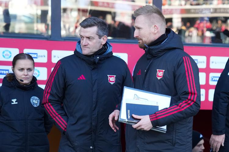 Ud over at have spillet adskillige kampe for Vejle kender  Johnny Mølby (tv.) og Steffen Kielstrup (th.) hinanden fra AC Horsens, hvor de havde to sæsoner som henholdsvis cheftræner og spiller. Nu sidder de side om side på Vejles trænerbænk. Foto: Claus Fisker/Ritzau Scanpix
