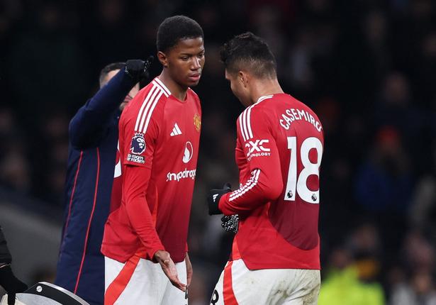 Chido Obi-Martin (tv) afløste Casemiro i slutminutterne men nåede ikke andet end at mærke stemningen i sin debut i Premier League. Foto: David Klein/Ritzau Scanpix