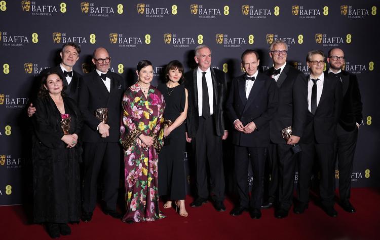 Holdet bag 'Conclave'; Peter Straughan, Tessa Ross, Edward Berger, Isabella Rossellini, Juliette Howell, Ralph Fiennes, Michael A. Jackman med flere kan glæde sig over hæderen ved den britiske prisuddeling. Foto: Isabel Infantes/Ritzau Scanpix