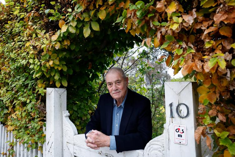 Direktør Asger Aamund er her fotograferet uden for det hus i Hellerup, hvor han bor.  Arkivfoto: Jens Dresling