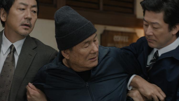 Lige som man tror, man har regnet ud, hvad Kitanos 'Broken Rage' handler om, vendes der op og ned på fortællingen.  Foto: Prime Video/Amazon MGM Studios