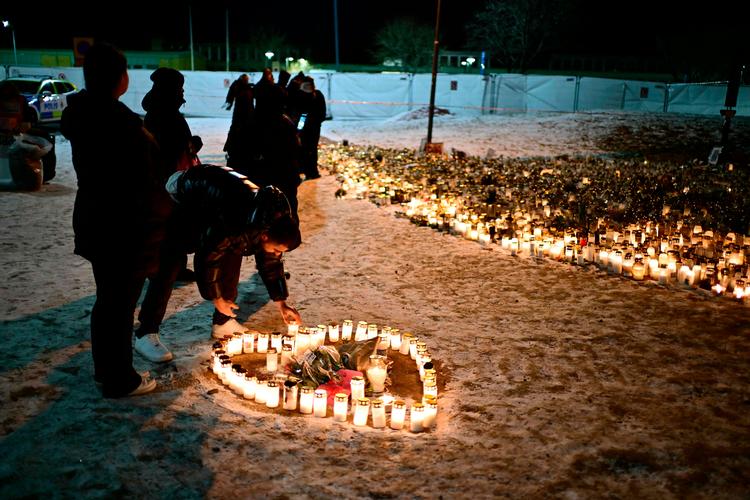 Oven på masseskyderiet i Örebro 4. februar kører der en politisk diskussion om, hvorvidt man skal forbyde våbnet AR-15. Både hos jægere og i politiske partier er der uenighed. 11 personer blev dræbt, men gerningsmanden bar ikke det pågældende våben under angrebet. Foto: Bjorn Larsson Rosvall/Ritzau Scanpix