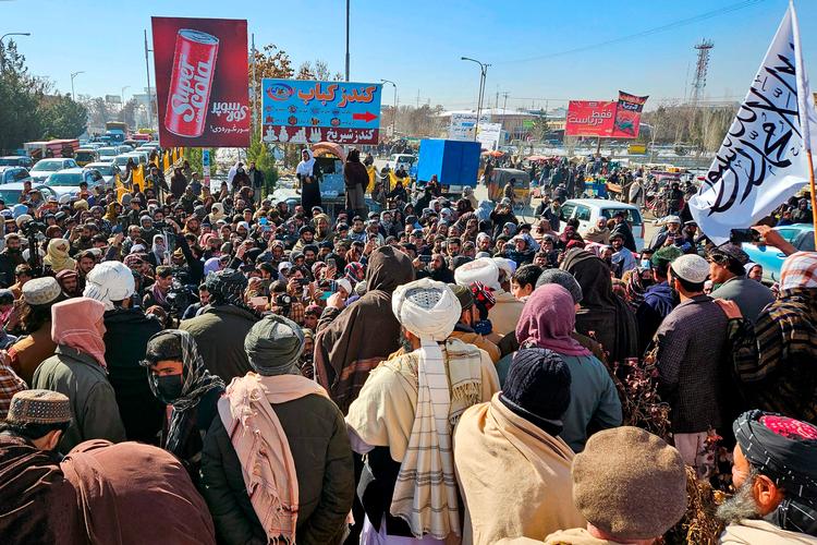 Taleban-tilhængere demonstrerede sidste år   i Ghazni mod Den Internationale Krigsforbryderdomstol, der ønsker en arrestordre udstedt mod Talebans ledere for forfølgelse af kvinder.
 Foto: Mohammad Faisal Naweed/Ritzau Scanpix