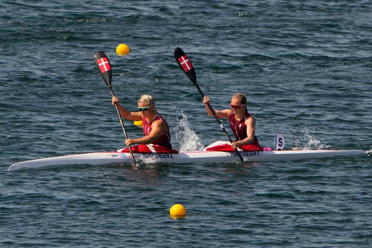 Emma Aastrand Jørgensen (forrest) og Frederikke Hauge Matthiesen (bagest) har gennem deres ungdom sammenlignet sig selv og deres kroppe med andre roere.  Foto: Lindsey Wasson/Ritzau Scanpix