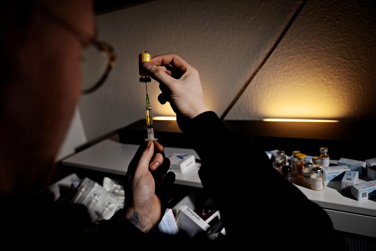 Tusindvis af danskere injicerer olie med steroider i kroppen for at få større og mere markerede muskler. Men samtidig løber de en alvorlig risiko for at få hjertesygdomme og ultimativt at dø.  Foto: Martin Lehmann