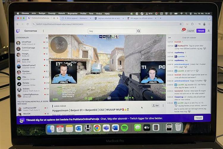 På hjemmesiden Twitch kan man chatte med politiet og spille 'Counter Strike' med dem, mens de svarer på, hvordan man bliver politimand, og om de nogensinde har brugt deres pistol.  Foto: Privatfoto