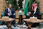 Ruslands udenrigsminister, Sergej Lavrov, til møde med Saudi-Arabiens kronprins, Mohammed bin Salman, i den saudiarabiske hovedstad, Riyadh. Foto: Russian Foreign Ministry/Ritzau Scanpix