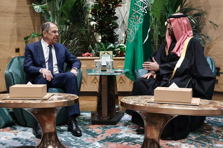 Ruslands udenrigsminister, Sergej Lavrov, til møde med Saudi-Arabiens kronprins, Mohammed bin Salman, i den saudiarabiske hovedstad, Riyadh. Foto: Russian Foreign Ministry/Ritzau Scanpix