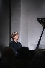 Det var tydeligt, at Fabian Müller var fuldstændig optaget af hver enkelt tone i Beethovens musik, også når den er mest udfordrende som i ’Hammerklaversonaten’. Foto: Mads Dobel