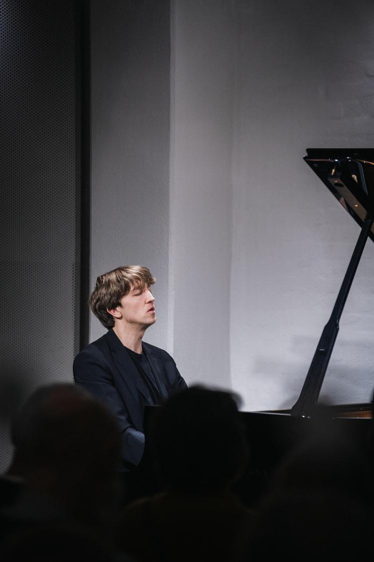 Det var tydeligt, at Fabian Müller var fuldstændig optaget af hver enkelt tone i Beethovens musik, også når den er mest udfordrende som i ’Hammerklaversonaten’. Foto: Mads Dobel