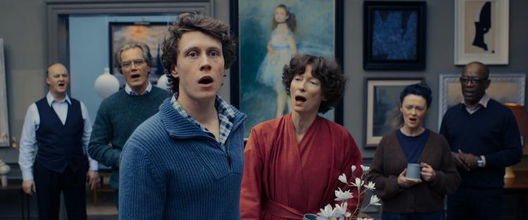 Hverken Michael Shannon, George MacKay eller Tilda Swinton er trænede sangere, og derfor synger de så godt som figurer, der ikke kan få livsløgnen til at lyde rigtigt.  Foto: NEON