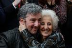 Bedstemødrenes leder,   Estela Carlotto, med sit barnebarn  Ignacio Hurban, som hun ledte efter i 36 år. Det var i 2014, leder, Estela Carlotto omsider fik sit barnebarn at se første gang.  Arkivfoto: Victor R. Caivano