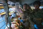 Johan Høeg i en hospitalsbus, der evakuerer sårede soldater. Her hos soldaten Alexei, der blev alvorligt såret ved Bakhmut.  Foto: Marek M. Berezowski - Anadolu Agency/Marek M. Berezowski - Anadolu Ag