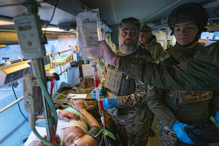 Johan Høeg i en hospitalsbus, der evakuerer sårede soldater. Her hos soldaten Alexei, der blev alvorligt såret ved Bakhmut.  Foto: Marek M. Berezowski - Anadolu Agency/Marek M. Berezowski - Anadolu Ag