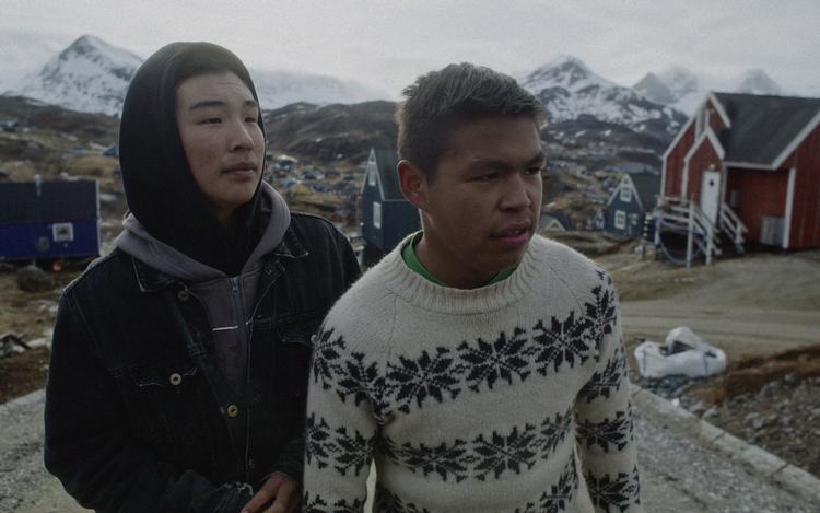 Sammen med sin ven Bartilaa (t.v.) leder Kaali fortvivlet efter sin slædehund, da den en morgen er forsvundet Foto: Philip Peng Rosenthal