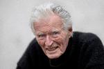 Som snart 90-årig er billedhuggeren Hein Heinsen stadig aktiv. Han kan mærke, at han er ved at miste noget af sin sproglige begavelse, men håber, at hænderne til gengæld bliver klogere med alderen. 