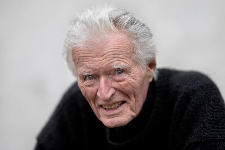 Som snart 90-årig er billedhuggeren Hein Heinsen stadig aktiv. Han kan mærke, at han er ved at miste noget af sin sproglige begavelse, men håber, at hænderne til gengæld bliver klogere med alderen. 