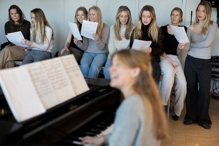 2. s på Nørre Gymnasium i Brønshøj synger Carole Kings 'You’ve Got a Friend'. Foto: Thomas Borberg