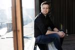 Vi bør som samfund kunne rumme en ligestillingsdebat, der omfater begge køn, for det er der behov for, mener Mandecentrets nye direktør Lars Lindholm.    Foto: Jacob Ehrbahn