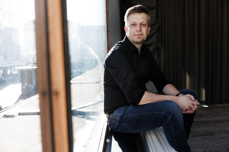 Vi bør som samfund kunne rumme en ligestillingsdebat, der omfater begge køn, for det er der behov for, mener Mandecentrets nye direktør Lars Lindholm.    Foto: Jacob Ehrbahn