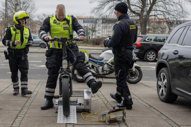 Rasmus Fogh Møller og Københavns Politi bruger en lille platform med et rullefelt og et display til at kontrollere elcyklerne. Foto: Signe Lægsgaard