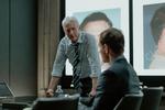Selv Richard Gere, der spiller James Bradley, lederen af London-afdelingen, drukner i kedsommelige, arketypiske cheffloskler.  Foto: SkyShowtime
