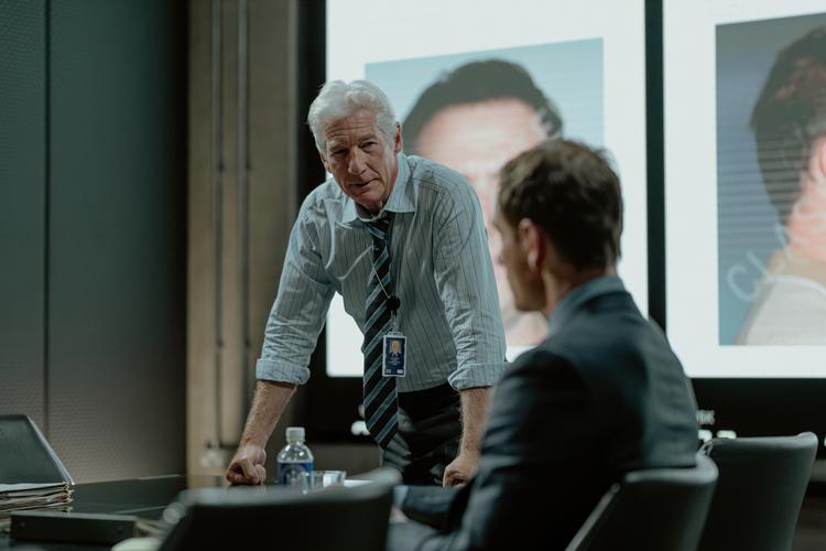 Selv Richard Gere, der spiller James Bradley, lederen af London-afdelingen, drukner i kedsommelige, arketypiske cheffloskler.  Foto: SkyShowtime
