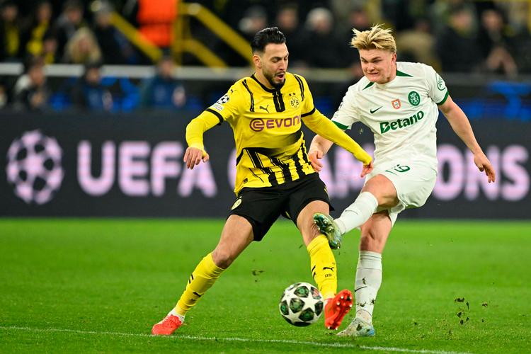 Dortmund Ramy Bensebaini and Sporting danske angriber, Conrad Harder, i duel om bolden i onsdagens tidligere Champions League-opgør, som endte 0-0. Dermed går Dortmund videre til ottendedelsfinalerne. Foto: Ina Fassbender/Ritzau Scanpix
