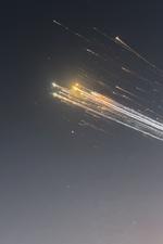 Det er ikke første gang, at rumskrot fra SpaceX oplyser himlen. Her ses rester fra en SpaceX-raket over Turks- og Caicosøerne tidligere på året. Foto: Marcus Haworth@marcusahaworth/Ritzau Scanpix