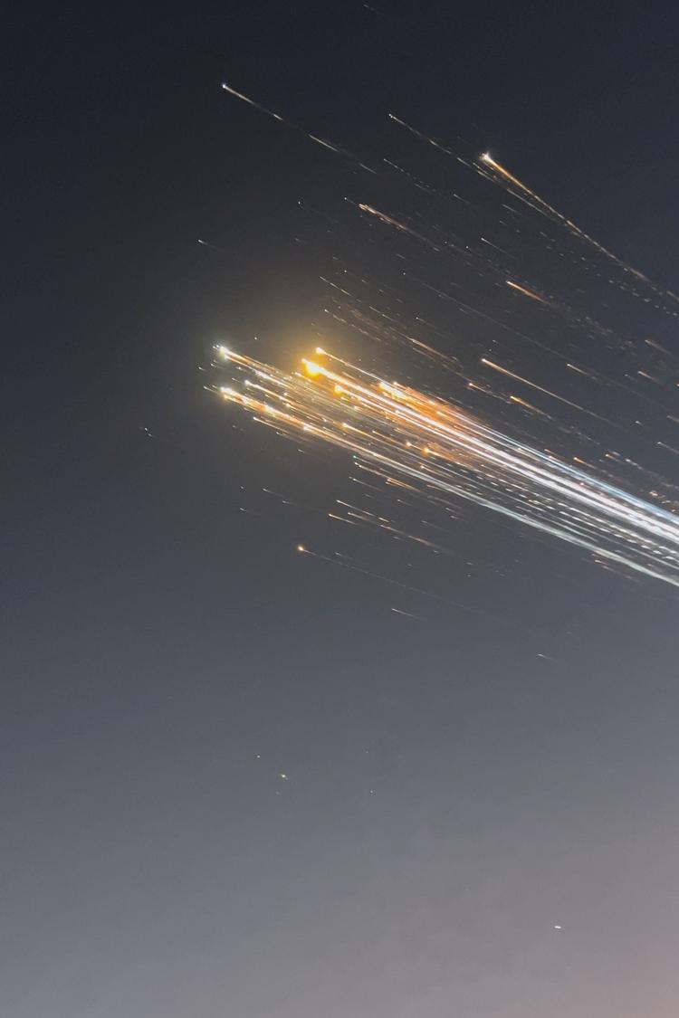 Det er ikke første gang, at rumskrot fra SpaceX oplyser himlen. Her ses rester fra en SpaceX-raket over Turks- og Caicosøerne tidligere på året. Foto: Marcus Haworth@marcusahaworth/Ritzau Scanpix