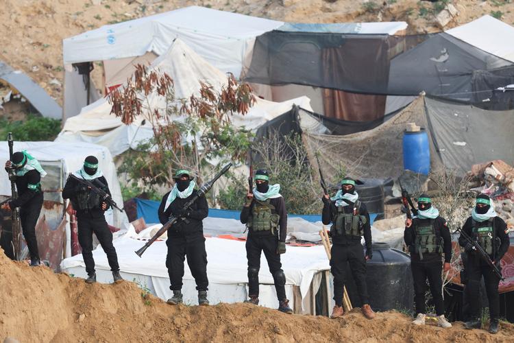 Ifølge palæstinensiske militante grupper bliver ligene af to drenge – spædbarnet Kfir Bibas og hans fireårige storebror Ariel Bibas – og deres mor, Shiri Bibas, torsdag overdraget til Israel. Foto: Ramadan Abed/Ritzau Scanpix