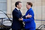 Den franske præsident Emmanuel Macron byder statsminister Mette Frederiksen velkommen i Élysée-palæet mandag.  Foto: Ludovic Marin/Ritzau Scanpix