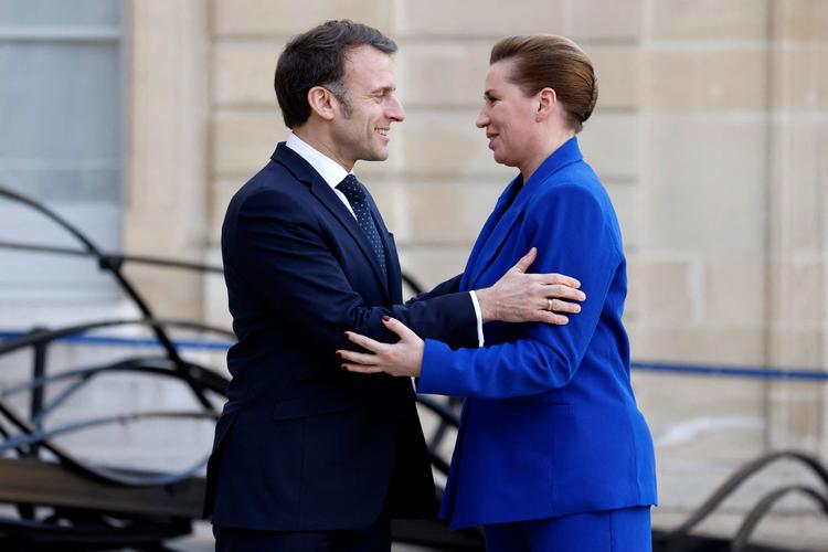 Den franske præsident Emmanuel Macron byder statsminister Mette Frederiksen velkommen i Élysée-palæet mandag.  Foto: Ludovic Marin/Ritzau Scanpix