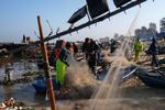 Palæstinensisk fisker reparerer sine net ved havnen ud for Gaza by.    Foto: Osama Al-arabid/Ritzau Scanpix
