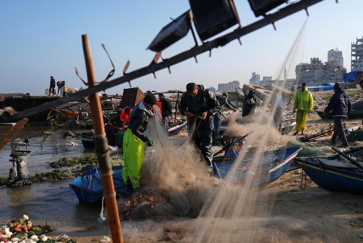 Palæstinensisk fisker reparerer sine net ved havnen ud for Gaza by.    Foto: Osama Al-arabid/Ritzau Scanpix