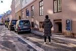Maria har i over 20 år boet i Københavns middelalderby, hvor størstedelen af parkeringspladserne for nylig er blevet nedlagt. Det har gjort hverdagen med to børn så besværlig, at hun og hendes mand flytter. Maria lider af en tarmsygdom, der gør, at hun somme tider har brug for at komme hurtigt på toilettet. Hun ønsker at være diskret om sygdommen og medvirker derfor anonymt.   Foto: Jacob Ehrbahn