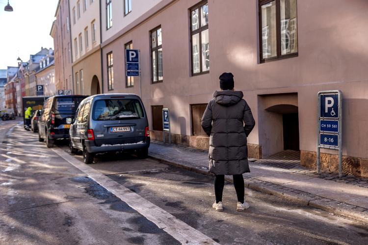 Maria har i over 20 år boet i Københavns middelalderby, hvor størstedelen af parkeringspladserne for nylig er blevet nedlagt. Det har gjort hverdagen med to børn så besværlig, at hun og hendes mand flytter. Maria lider af en tarmsygdom, der gør, at hun somme tider har brug for at komme hurtigt på toilettet. Hun ønsker at være diskret om sygdommen og medvirker derfor anonymt.   Foto: Jacob Ehrbahn