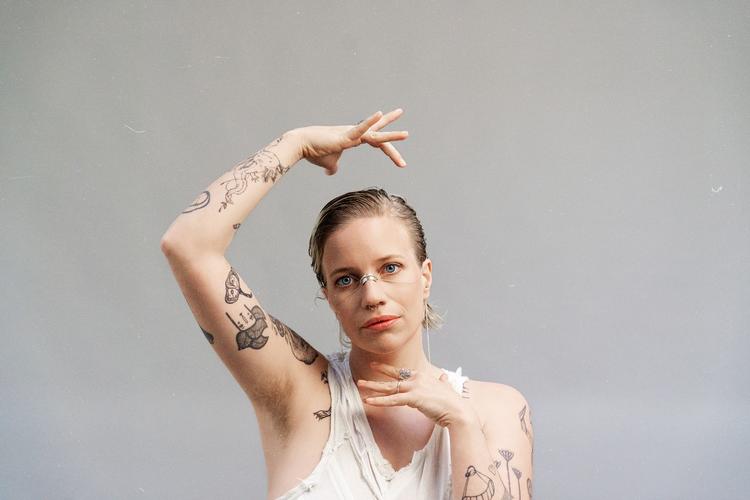 Katinka Bjerregaard er næsten ikke til at genkende på solodebuten, med nåle stukket ind i ansigtet og kort afbleget hår.  Foto: Daniel Buchwald