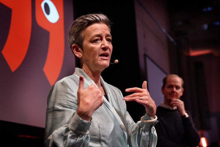 Ud over forholdet til USA berørte de også emnet om støtten til Ukraine. Christian Jensen har tidligere kritiseret Norges støtte, og det affødte grin, da han spurgte Vestager, om Norge støttede Ukraine nok. For selv om hun ikke havde »fulgt hvert skridt af hans korstog«, forstod hun det, som om Politiken i hvert fald ikke mente, at Norge gav lige så meget som Danmark. Foto: Finn Frandsen