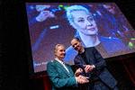 Julija Navalnaja fik overrakt Politikens Frihedspris af chefredaktør Christian Jensen. Foto: Finn Frandsen