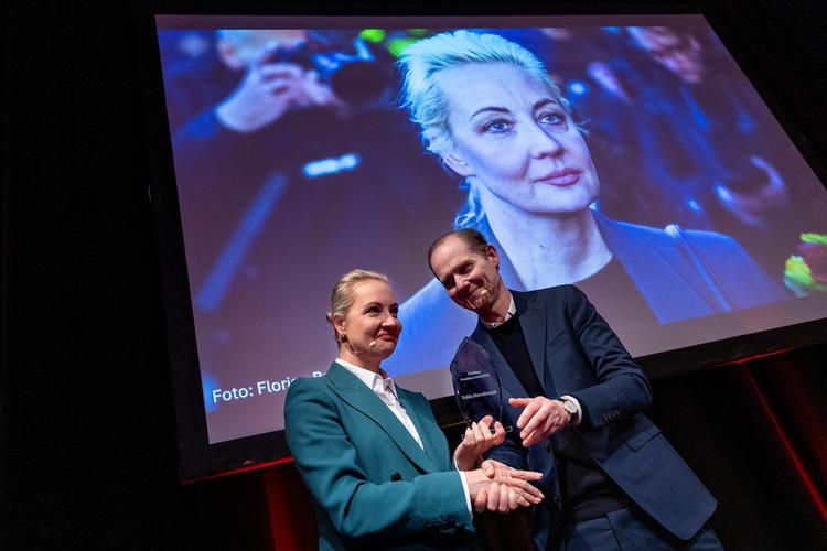 Julija Navalnaja fik overrakt Politikens Frihedspris af chefredaktør Christian Jensen. Foto: Finn Frandsen