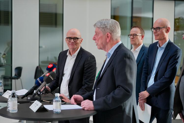 Topforhandllerne fra 3F Transport og DI er nået frem til en overenskomst for lagerarbejdere, chauffører og havnearbejdere.  Til venstre Kim Graugaard fra DI og Jan Villladsen, 3F Transport, til højre. Foto: Emil Helms/Ritzau Scanpix