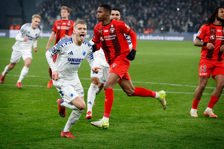 Magnus Mattsson jubler efter sin scoring til 1-0 på straffespark, som blev kampens eneste. Foto: Jens Dresling