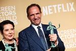 Ralph Fiennes spiller hovedrollen som Kardinal Lawrence i 'Conclave'. På billedet ses han med en anden af filmens stjerner, Isabella Rossellini.  Foto: Daniel Cole/Ritzau Scanpix