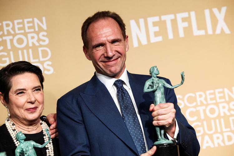Ralph Fiennes spiller hovedrollen som Kardinal Lawrence i 'Conclave'. På billedet ses han med en anden af filmens stjerner, Isabella Rossellini.  Foto: Daniel Cole/Ritzau Scanpix